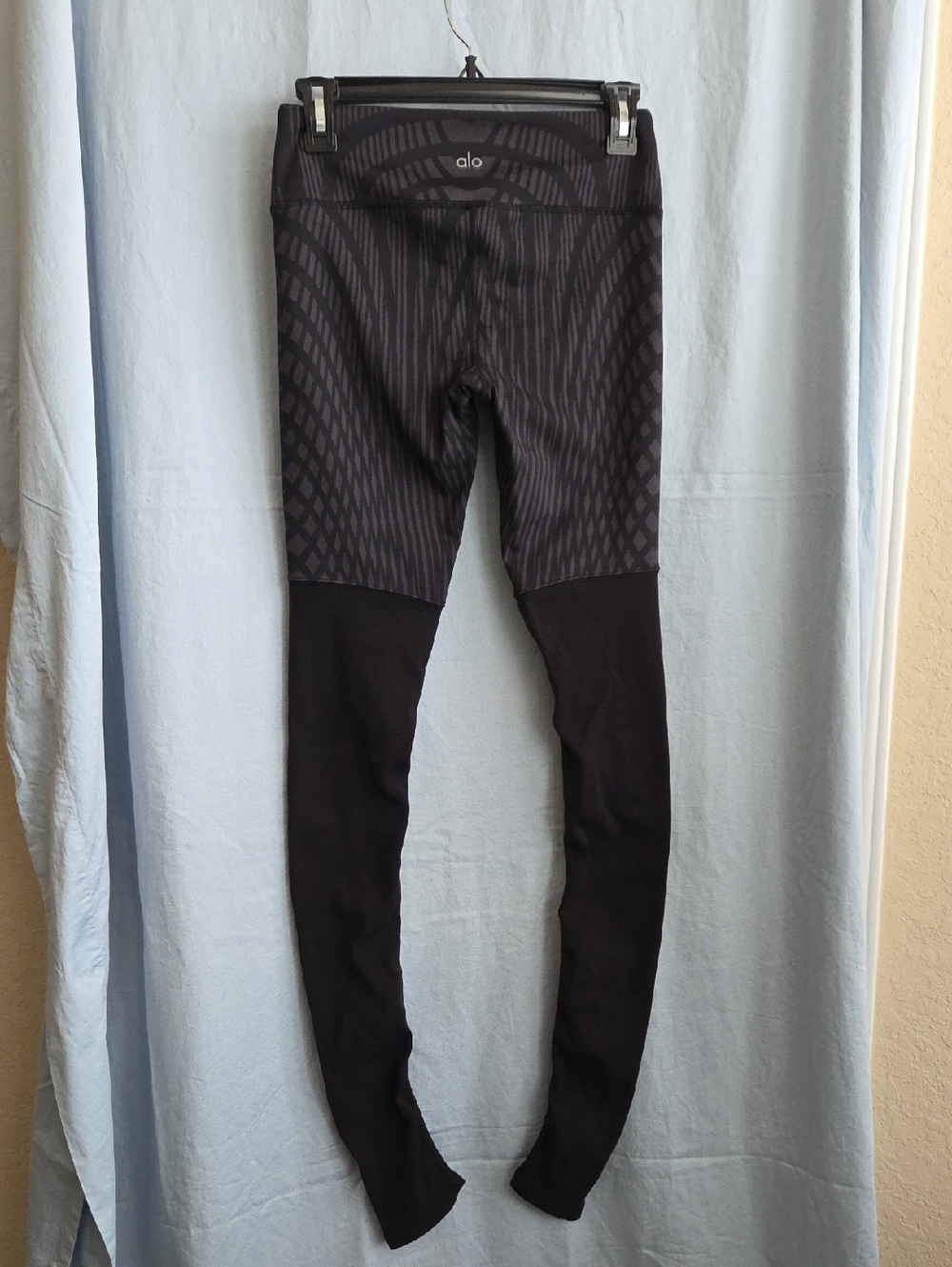 Alo Airbrush Goddess Leggings in Motion Arches Black/Gray - Size M (?)